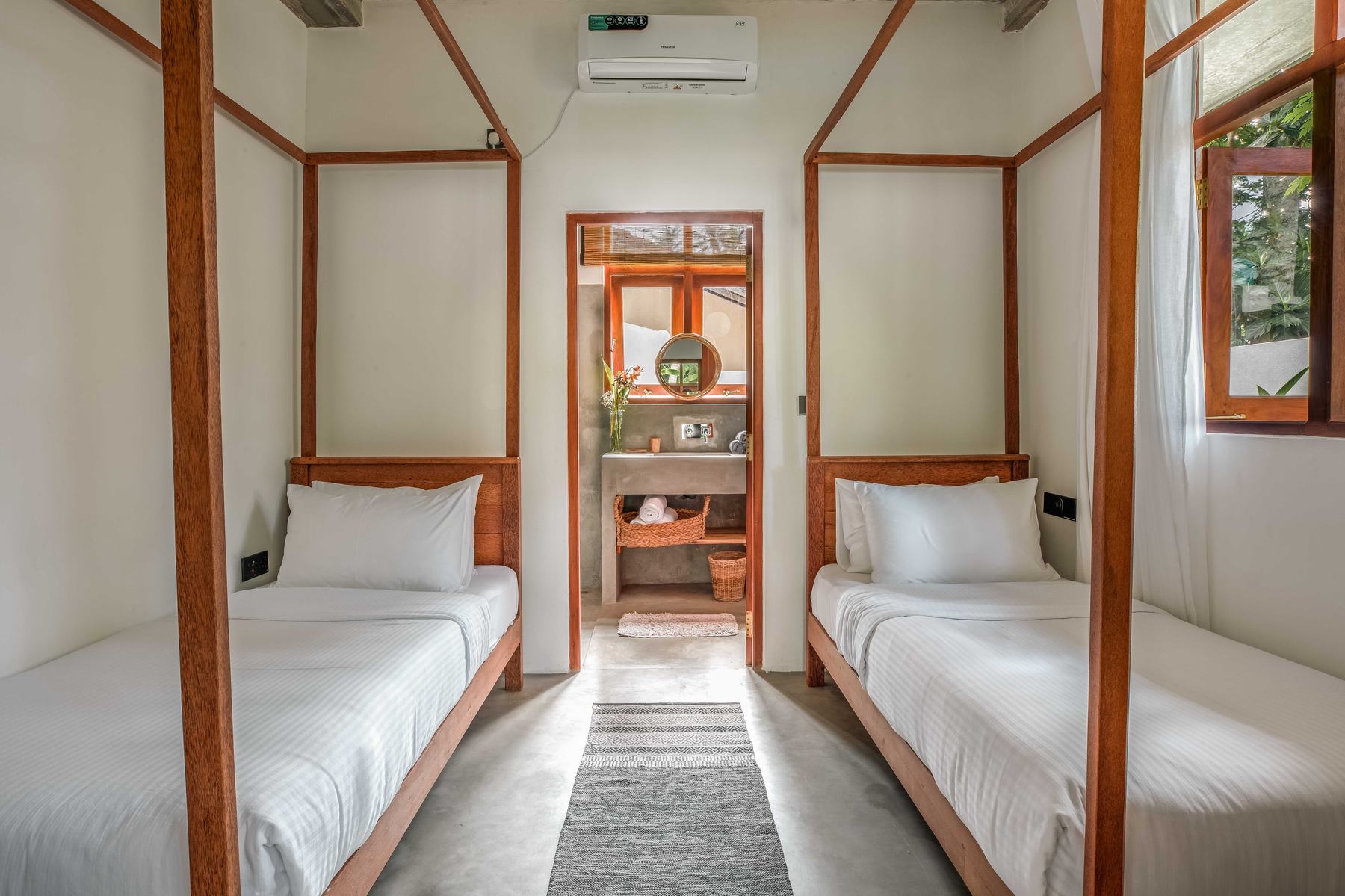 Twin bedroom with two single four-poster beds
